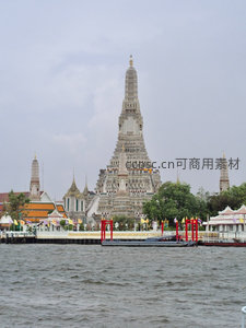 郑王庙巍峨佛塔矗立湄南河畔，金顶白墙映衬灰云天色