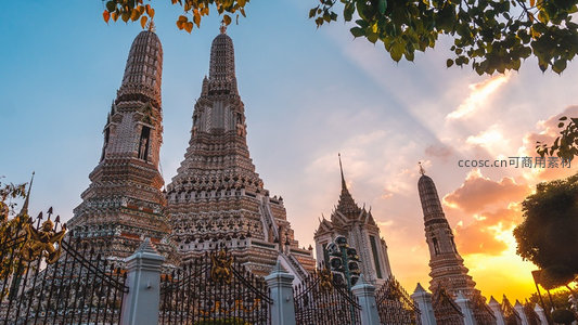 曼谷黎明寺日落航拍，金顶佛塔与霞光交相辉映
