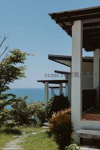 海景别墅露台小径，白色廊柱与蔚蓝大海构成静谧度假画面