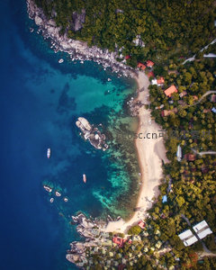 无人机垂直俯拍热带海湾，珊瑚礁浅滩与村落相依