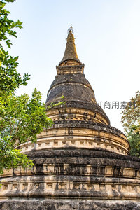 古寺佛塔仰拍特写，斑驳石雕诉说千年佛教历史