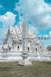 白庙细节特写：精雕神兽与尖顶飞檐在云影下闪耀