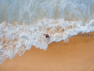 俯拍海浪拍岸瞬间：男子立于浪花边缘享受潮汐律动