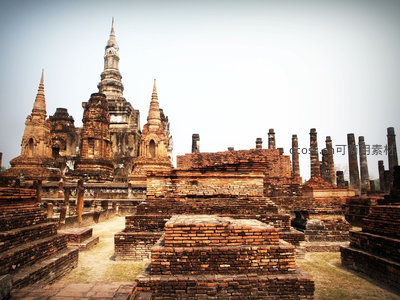 泰国大城府玛哈泰寺遗址红砖佛塔群废墟