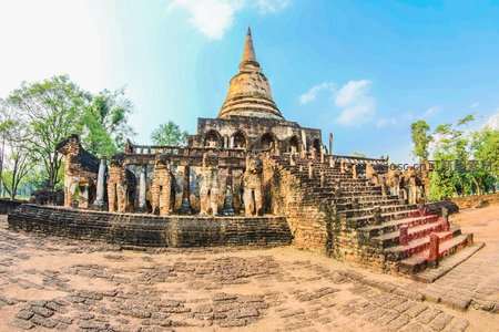 古寺佛塔屹立千年，石雕残垣诉说历史沧桑