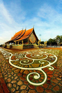 泰国清迈寺庙航拍，橙瓦飞檐与螺旋石径交织的宗教艺术景观