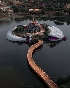 蛇形神庙航拍：湖中巨蛇环绕泰式宫殿建筑