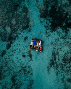 碧海四舟航拍：长尾船静泊珊瑚浅滩之上