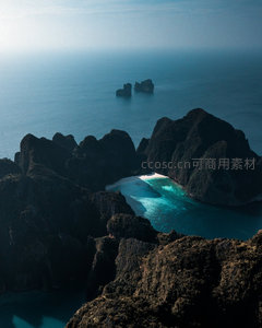 航拍玛雅湾翡翠泻湖与喀斯特岩岛壮丽全景