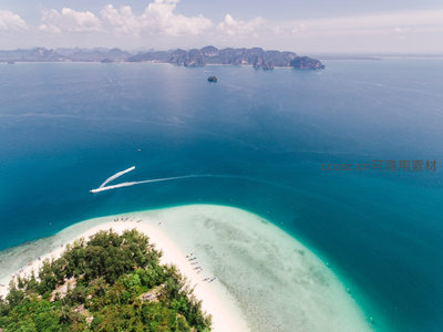 航拍热带岛屿沙洲与快艇划痕，碧海蓝天交相辉映