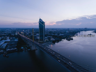 黄昏航拍曼谷拉玛八世大桥与摩天大楼剪影城市天际线