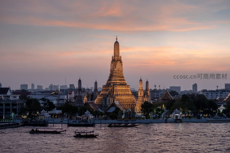 曼谷黎明寺日落余晖下金塔熠熠生辉