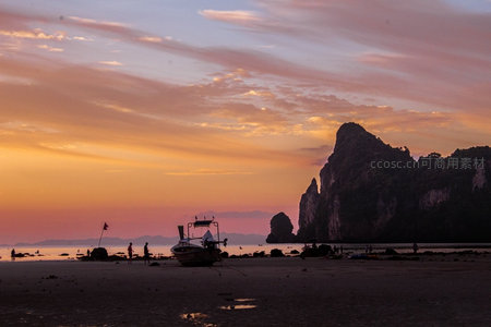 甲米海滩日落时分渔船停泊巨岩剪影如画