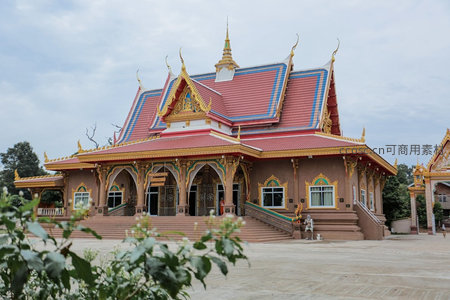 泰国传统寺庙建筑，红蓝琉璃瓦顶与金色装饰细节精美