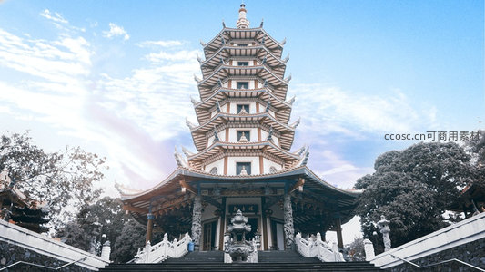 古寺宝塔巍然屹立，飞檐斗拱映蓝天白云