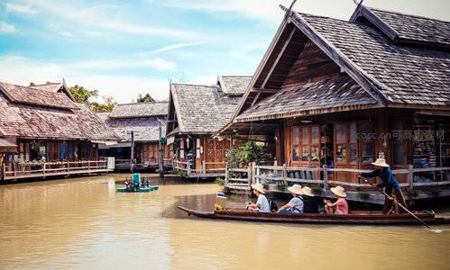 泰国水上市场木屋与长尾船航拍风光
