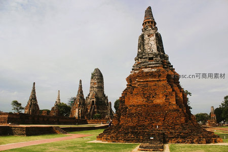 泰国大城府历史遗迹航拍，红砖佛塔群在绿茵中静默矗立