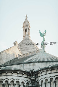 巴黎圣心大教堂穹顶与天使雕像特写，青绿色铜像展翅立于灰白石材之上