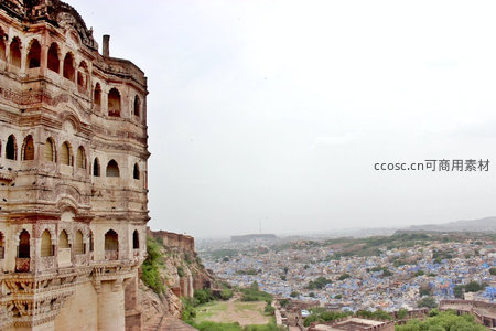 焦特布尔蓝城全景，古老宫殿俯瞰蓝色屋舍连绵