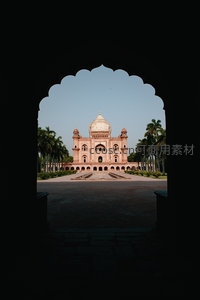 透过伊斯兰拱门眺望萨法达尔琼陵墓，对称构图庄严宁静