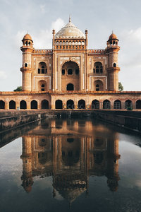 萨夫达尔琼陵墓倒影，红砂岩建筑与静水相映成辉