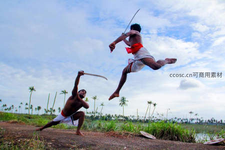 喀拉拉邦卡利里武术表演，空中跃起挥剑瞬间定格