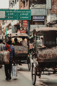 印度街头人力车穿行狭窄巷道繁忙市井生活