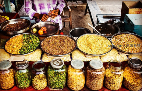 街头香料摊色彩斑斓，手作调味琳琅满目