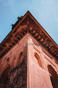 古老堡垒角落低角度仰拍，风化石墙诉说岁月沧桑