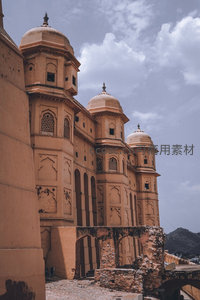 琥珀堡宫墙细节特写，粉橙色砂岩穹顶与雕花窗棂彰显莫卧儿-拉杰普特建筑艺术