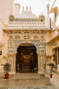 斋浦尔宫殿华丽门廊，彩绘浮雕与守卫士兵彰显皇家气派