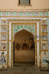 拉贾斯坦传统壁画门廊，人物神像与花卉纹样色彩斑斓