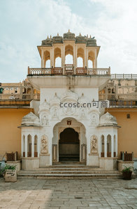 斋浦尔城市宫殿前白色神庙式门楼，融合印度教与伊斯兰建筑风格