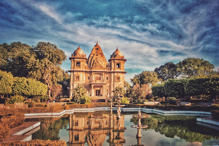 斋浦尔阿尔伯特大厅博物馆倒影池景，蓝天云卷映衬古典建筑雄姿