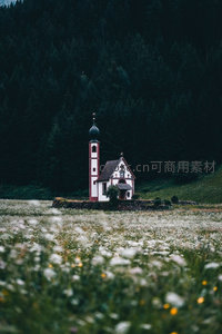 山林花海中的巴洛克小教堂，红白相间塔楼静谧伫立