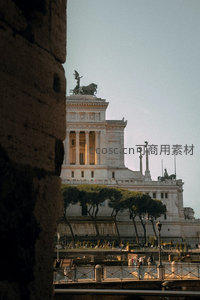 透过古墙缝隙远眺罗马维托里亚诺纪念碑的黄昏剪影