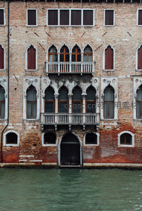 威尼斯老宅临水而建，哥特式窗棂与斑驳砖墙诉说岁月