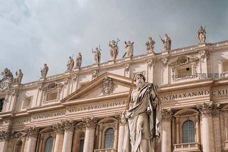 圣彼得大教堂穹顶雕塑群仰视特写，巴洛克风格石雕庄严矗立