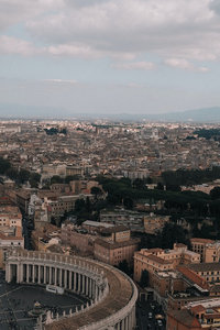 罗马城全景航拍，圣彼得广场柱廊环绕，红瓦屋顶连绵如海