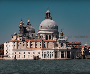 威尼斯圣玛丽亚健康教堂穹顶与水道全景