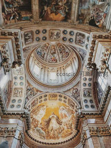 巴洛克教堂穹顶壁画：天使环绕圣者升天场景