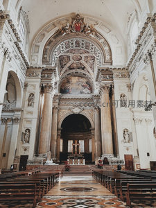 巴洛克风格教堂内部穹顶壁画与雕饰细节航拍视角