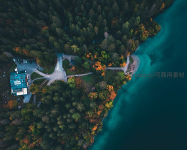 秋日湖畔森林航拍：碧蓝湖水与彩林环绕小屋停车场