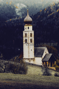 山间钟楼教堂：洋葱顶塔楼矗立于秋林覆盖山坡之上