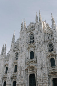 米兰大教堂哥特式立面特写，繁复雕刻与尖塔直指苍穹