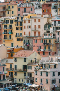 热那亚老城区密集彩色公寓楼群，阳台错落有致充满生活烟火气