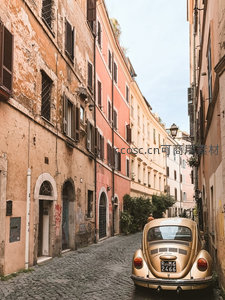 罗马窄巷中金色甲壳虫汽车与斑驳老墙的怀旧街景