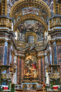 罗马圣依搦斯教堂巴洛克风格祭坛与天顶壁画金碧辉煌