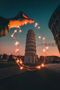 夜幕下比萨斜塔前手持光绘心形的浪漫瞬间