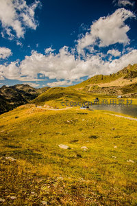 高山草甸湖畔自驾游，蓝天白云下野趣盎然的自然风光